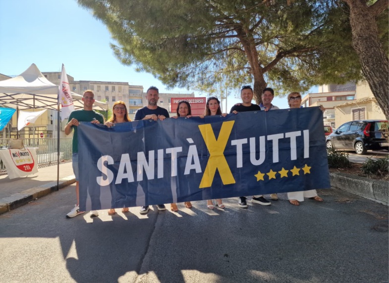 “I siciliani non riescono più a curarsi”, sit-in 5 Stelle all’ospedale Guzzardi di Vittoria
