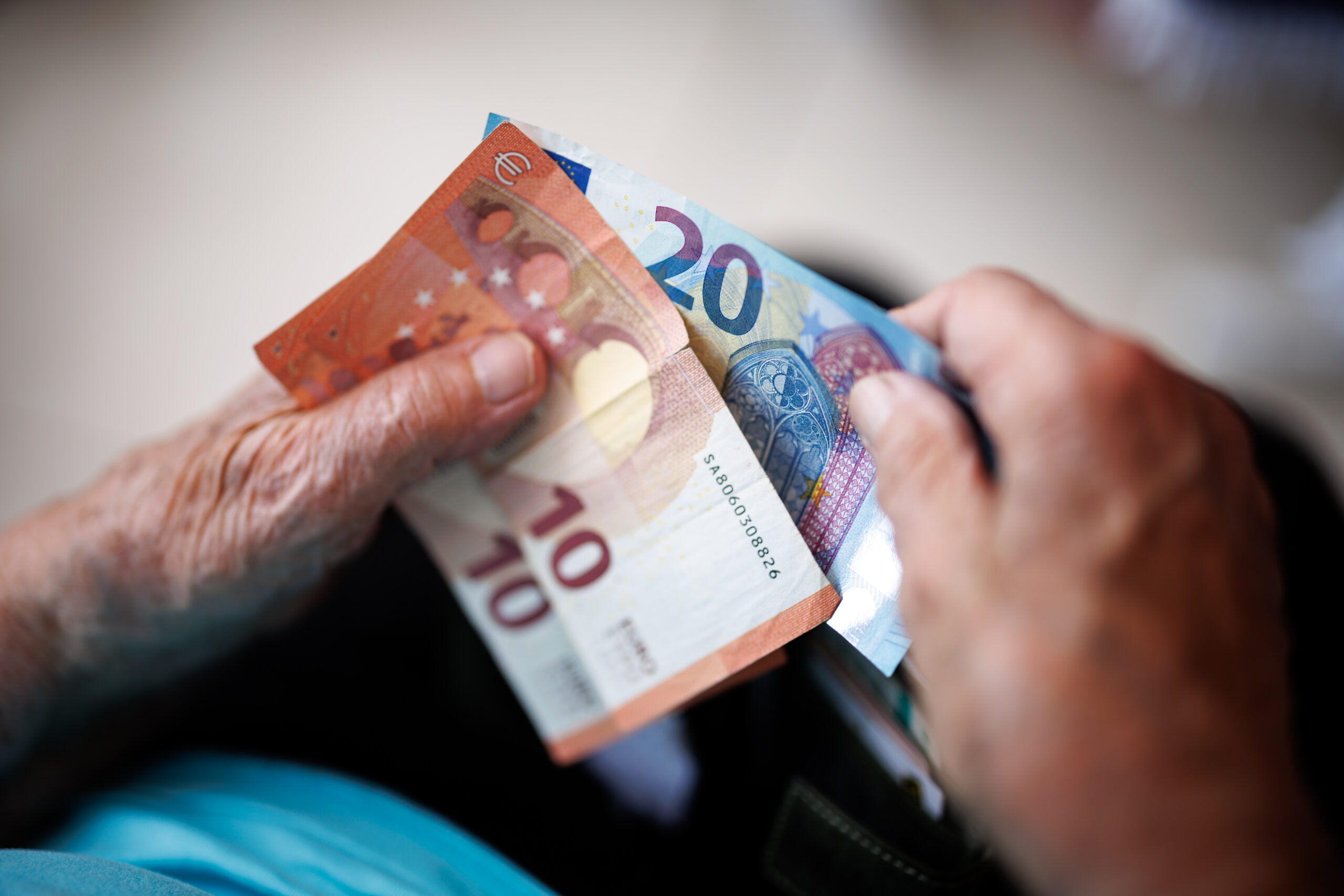 Immigrato trova soldi e telefonino e li consegna. Pozzallo conferma il suo claim solidale: terra di accoglienza ed onestà