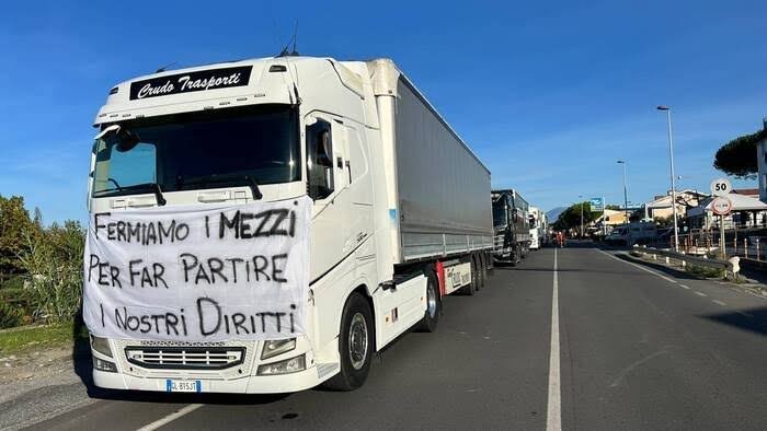 Tir fermi, Sicilia sull’orlo del collasso: oggi la resa dei conti con Salvini. Milioni di euro a rischio