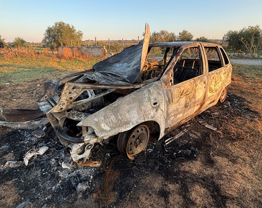Vittoria, auto in fiamme in contrada Madonna della Salute