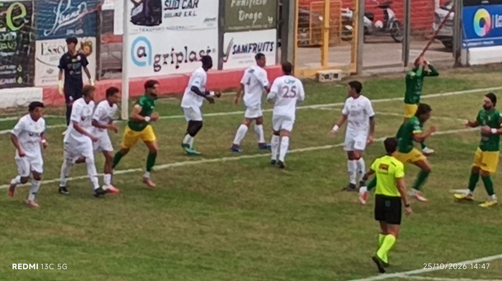 Calcio, Eccellenza, il Vittoria ferma la capolista Niscemi e rischia di vincere. Perez colpisce il palo nel finale