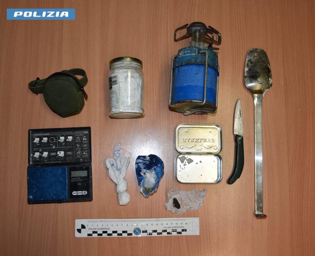 Modica, tenta di sfuggire alla polizia con il crack: in casa trovano cocaina e hashish. Arrestata una donna