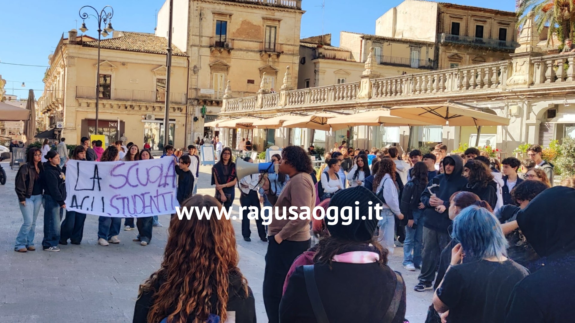 Studenti in piazza a Ragusa e Modica: dalle scuole da sistemare alla solidarietà con la Francia
