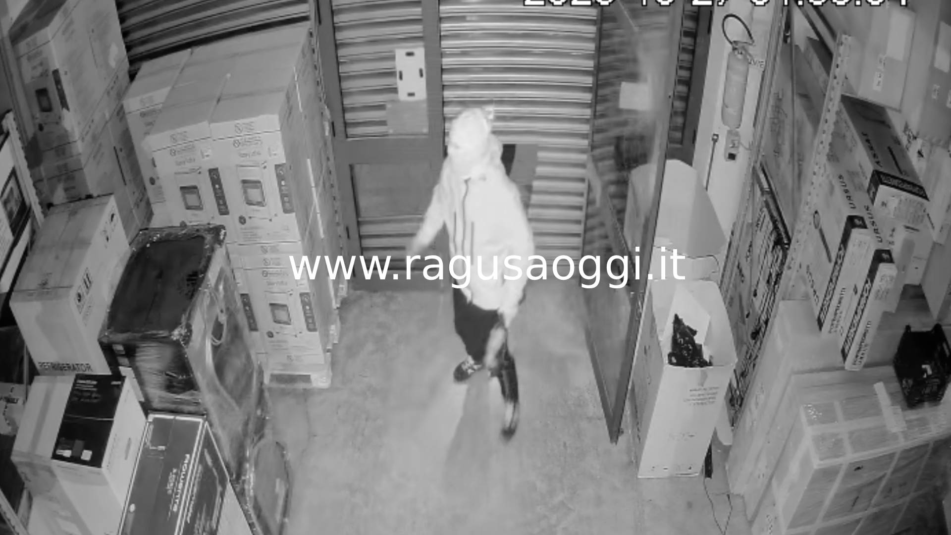 Furto nella notte da Bruno Euronics a Modica: incappucciati aprono la saracinesca con un flex. VIDEO ESCLUSIVO