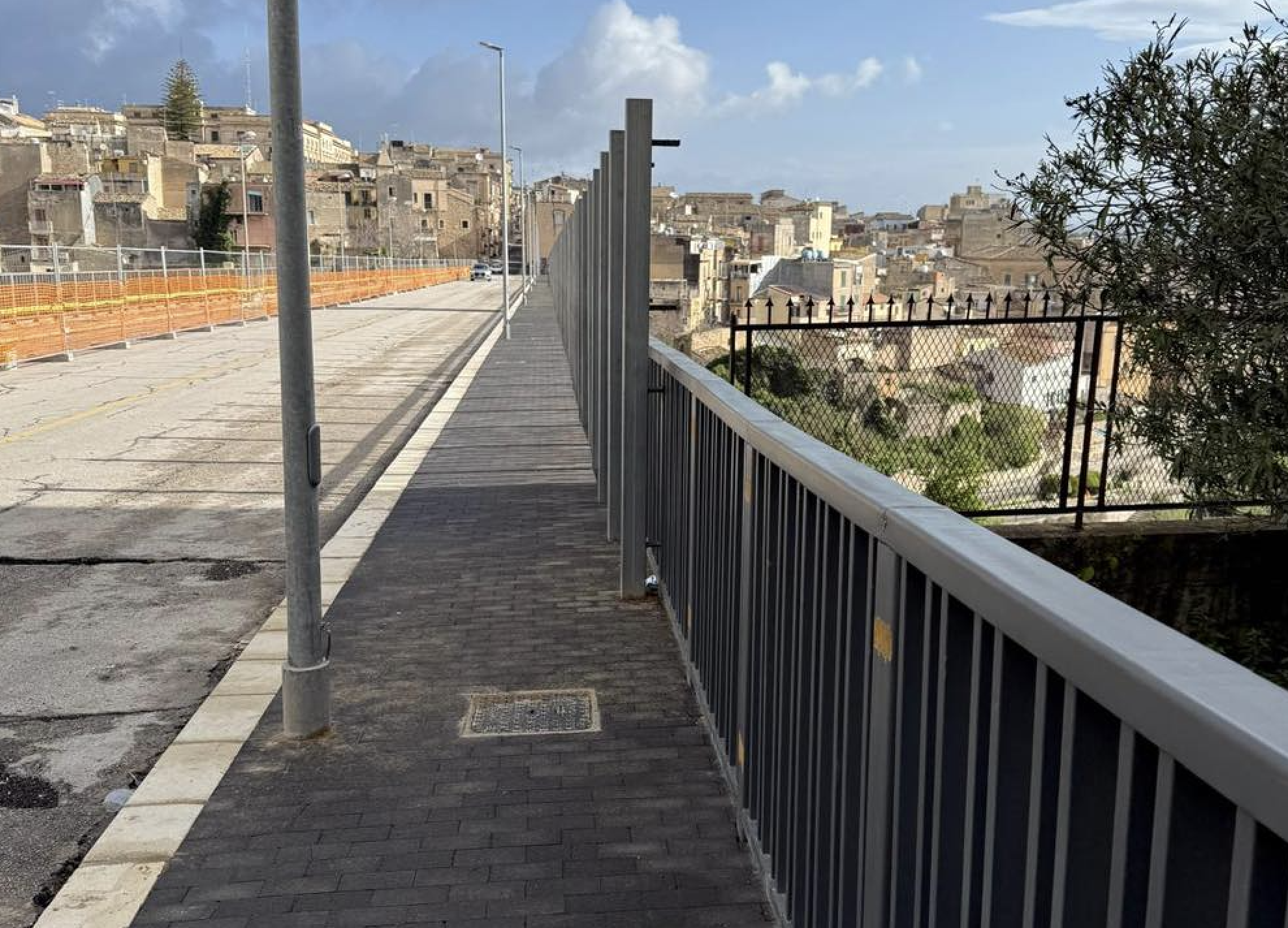 Ponte San Vito, marciapiedi già rotti dopo pochi mesi: il PD chiede chi ha collaudato
