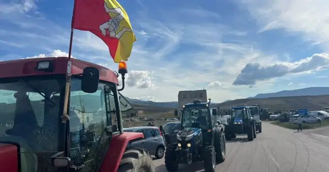 Protesta dei Tir, arriva la svolta: il Comitato Trasportatori Siciliani revoca i blocchi. Ma non tutti concordano