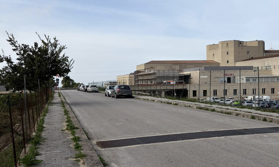 Ragusa, tre mesi per qualche palo della luce: la strada del Pronto soccorso resta al buio