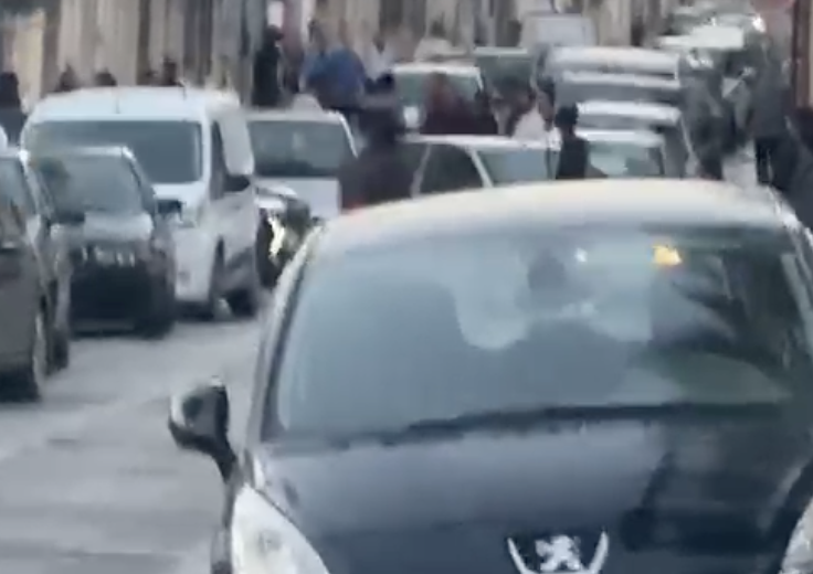 Vittoria, l’ennesima rissa in città: intervengono polizia e soccorsi (Video)