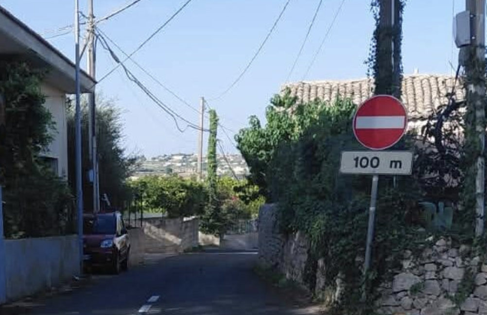 Modica, non si placano le polemiche sui cento metri di strada: intervengono due consigliere
