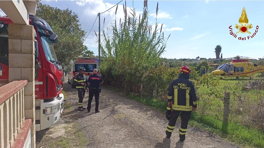 Ispica, incendio a Marina di Marza: il proprietario del fondo si ustiona, trasferito a Catania in elisoccorso