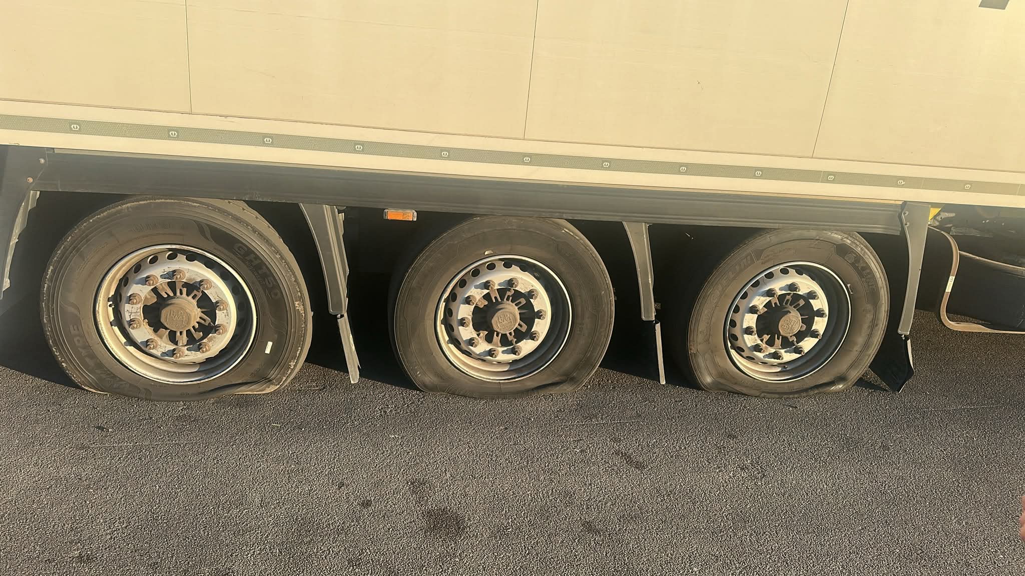 Trasporti, il Cts denuncia minacce e gomme tagliate: “Vogliamo lavorare, le autorità ci tutelino”