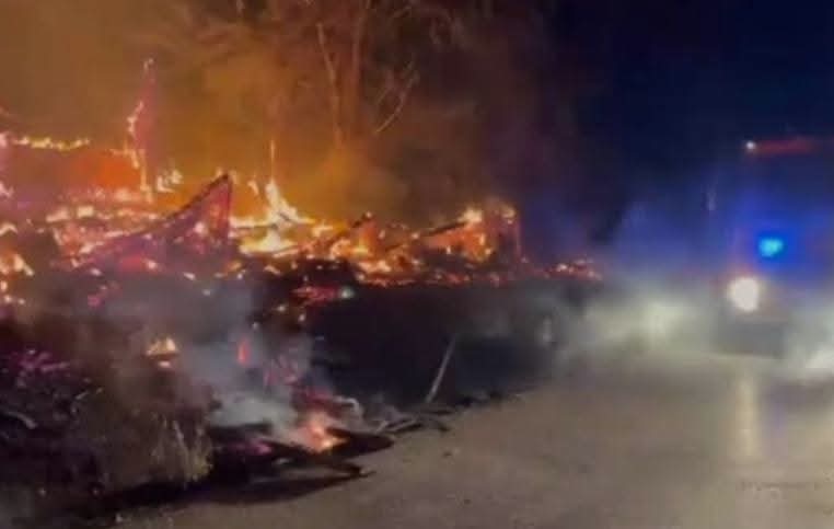 Notte di fuoco alla Villa comunale di Vittoria: fiamme domate, ora si cerca l’origine