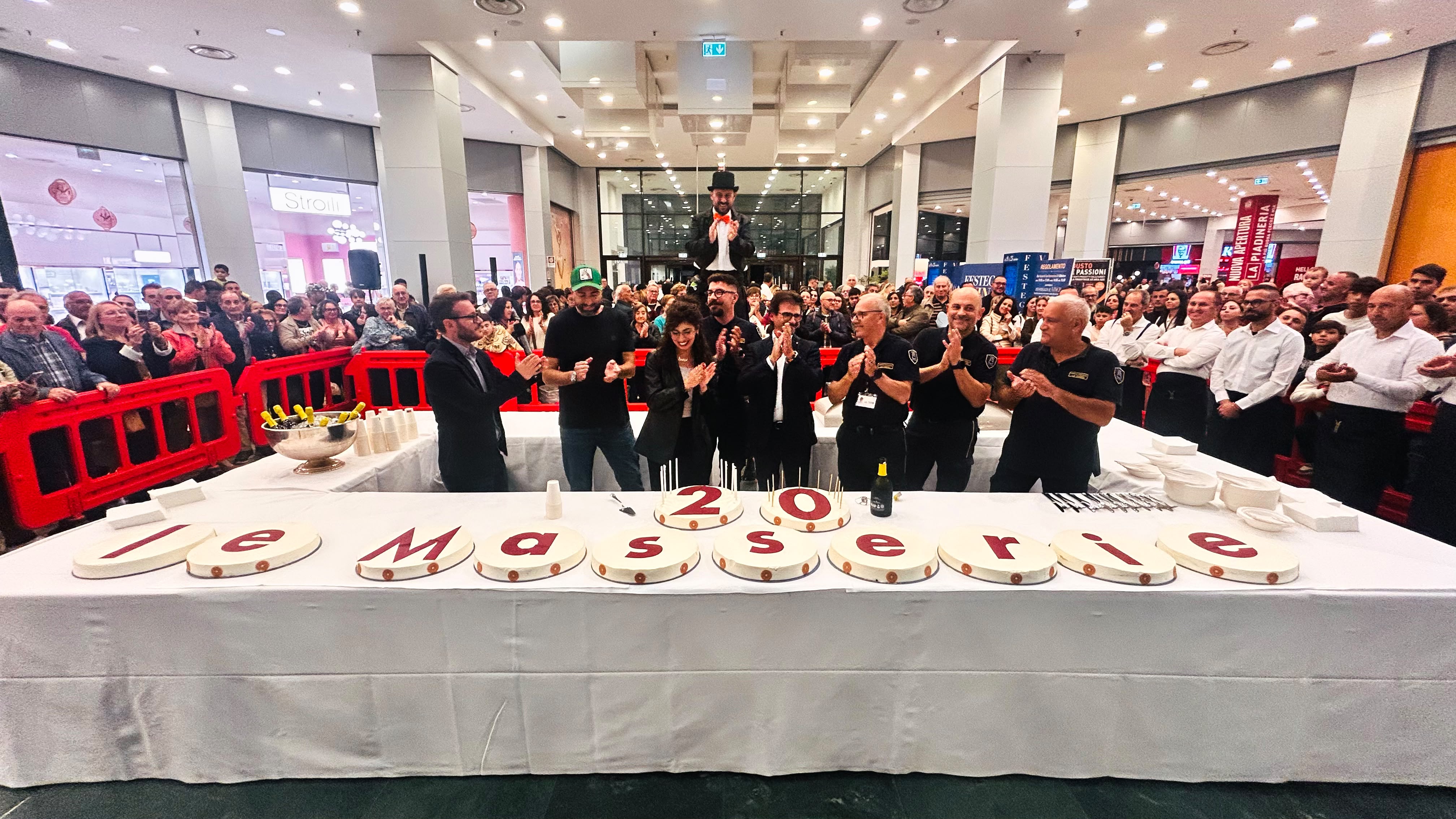 Le Masserie, grande festa collettiva per i 20 anni: torte giganti, animazione e un coro di auguri con i clienti. Si punta al traguardo dei tre milioni di ingressi. FOTO GALLERY