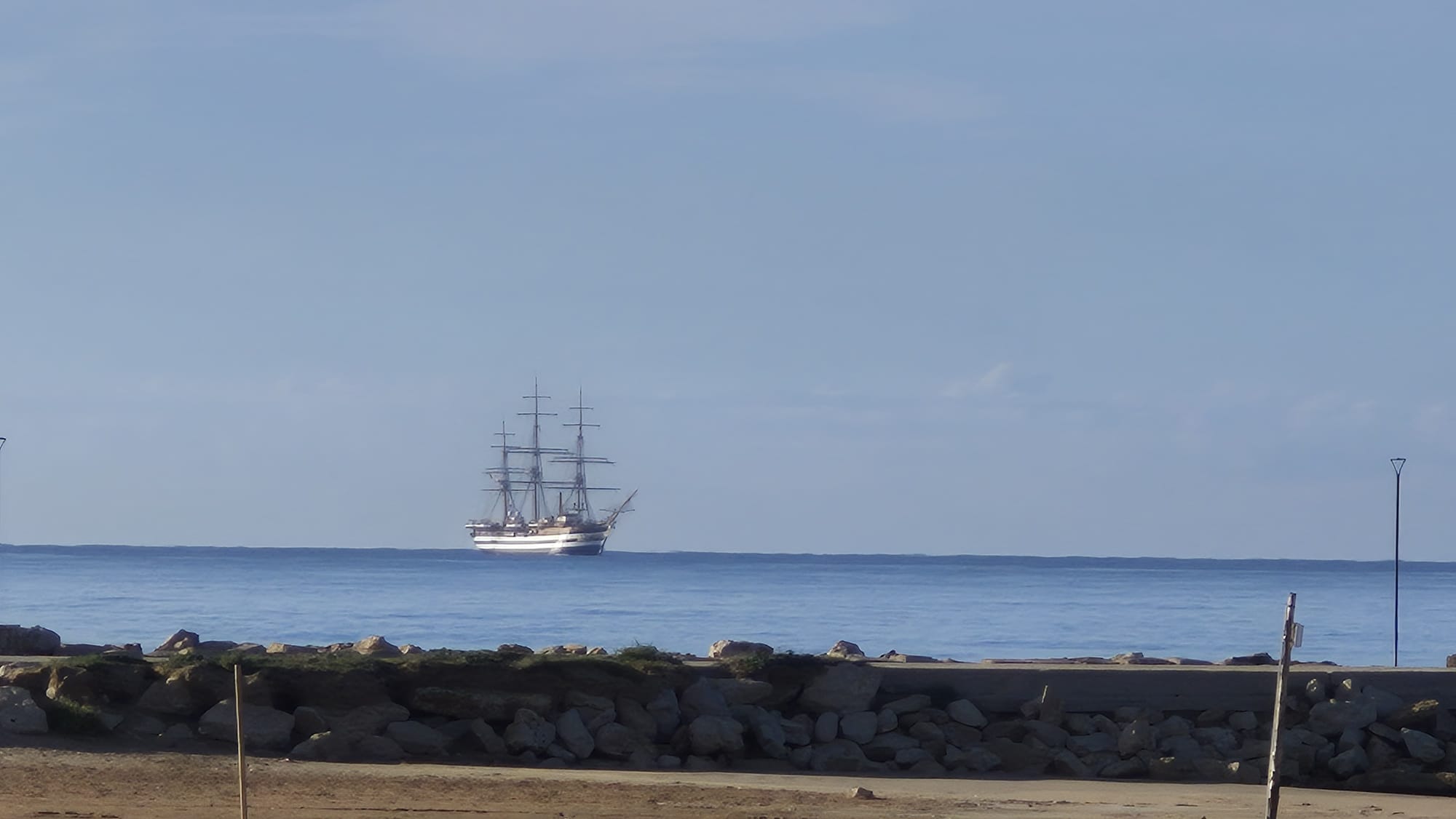 L’Amerigo Vespucci incanta Donnalucata, la nave più bella del mondo sfiora la costa