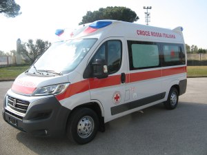 Un'ambulanza di soccorso ferma su un piazzale