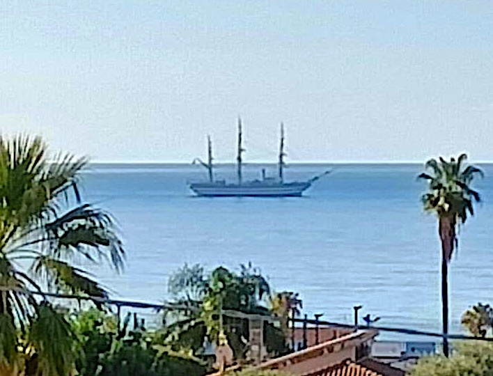 Amerigo Vespucci davanti a Marina di Ragusa: spettacolo sottocosta