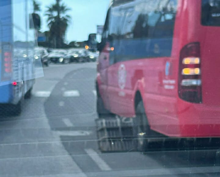 Modica, bus urbano solleva un tombino, grata incastrata tra le ruote: disagi al traffico nel polo commerciale