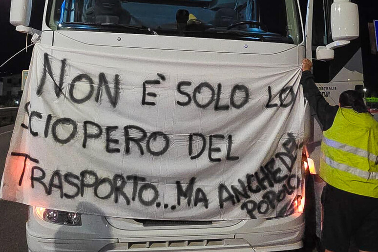 Fermo dei Tir in Sicilia, arriva la prima svolta:  ripartono i camion, ma non tutti