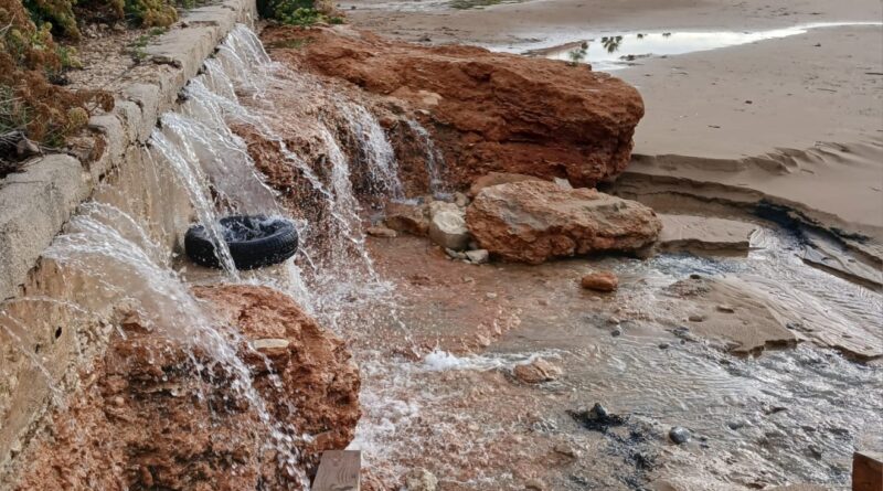 Donnalucata, le «cascate» sulla spiaggia: acqua che si perde in mare, da dove arriva?