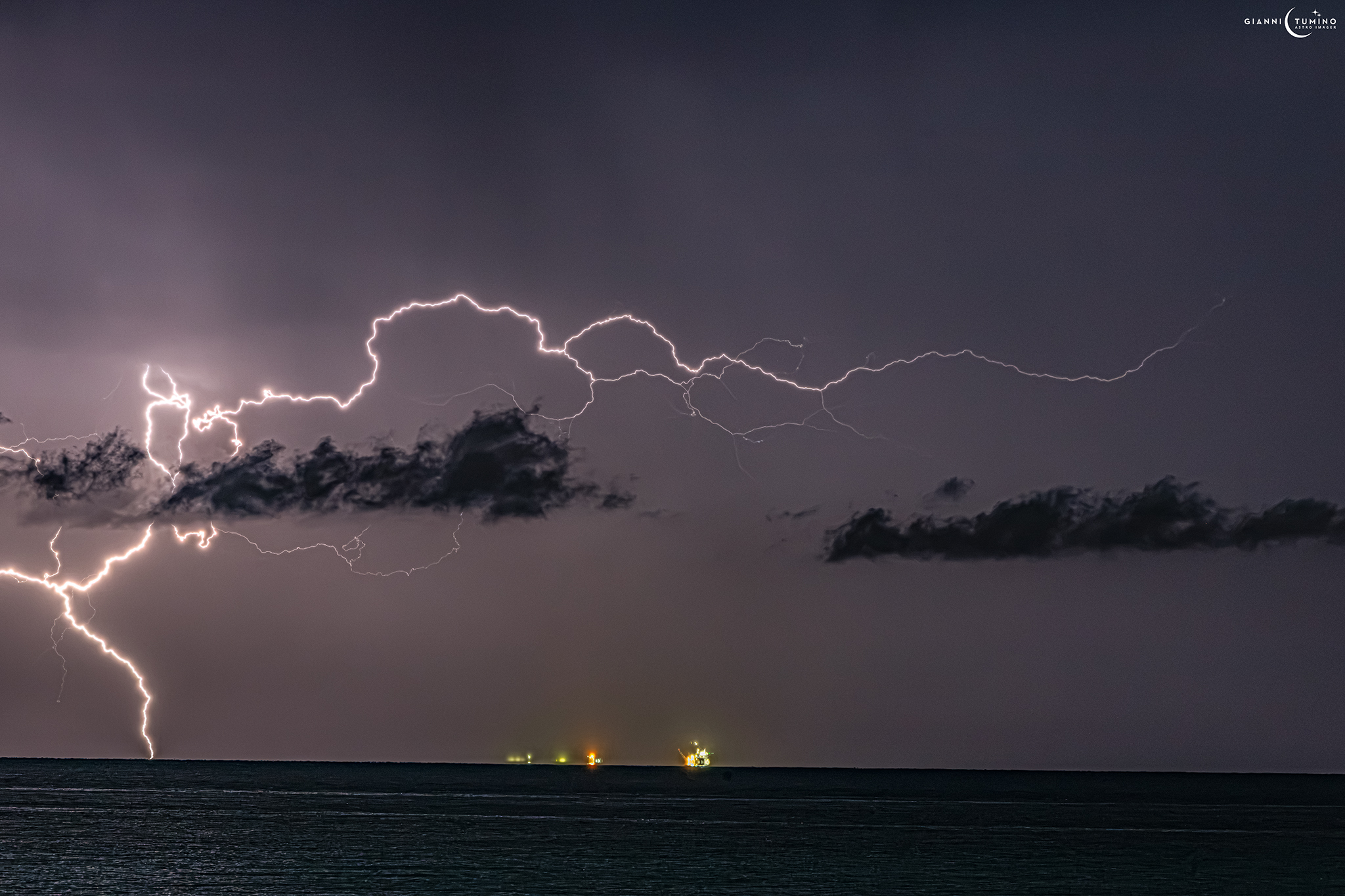 Un fulmine sul mare davanti alla Vega 2: lo scatto notturno dal lido di Spinasanta