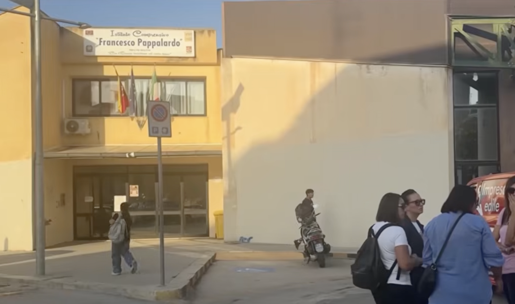 Crollo alla Pappalardo, verifiche ancora in corso a Vittoria dopo il crollo. I genitori: «Abbiamo paura per i nostri figli»