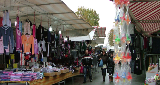 Comiso, il mercatino del venerdì rischia la periferia: ambulanti in protesta