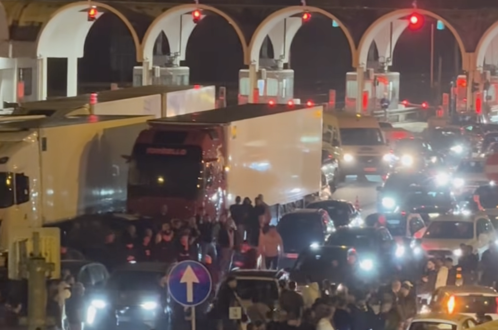 Spiraglio su protesta Tir: merci pronte a ripartire. Gdo in affanno, aziende ferme e carburante scarso anche negli aeroporti