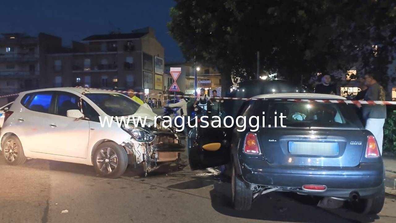 Scontro tra due auto a Comiso: tre persone ferite. Traffico interrotto in via Gandhi