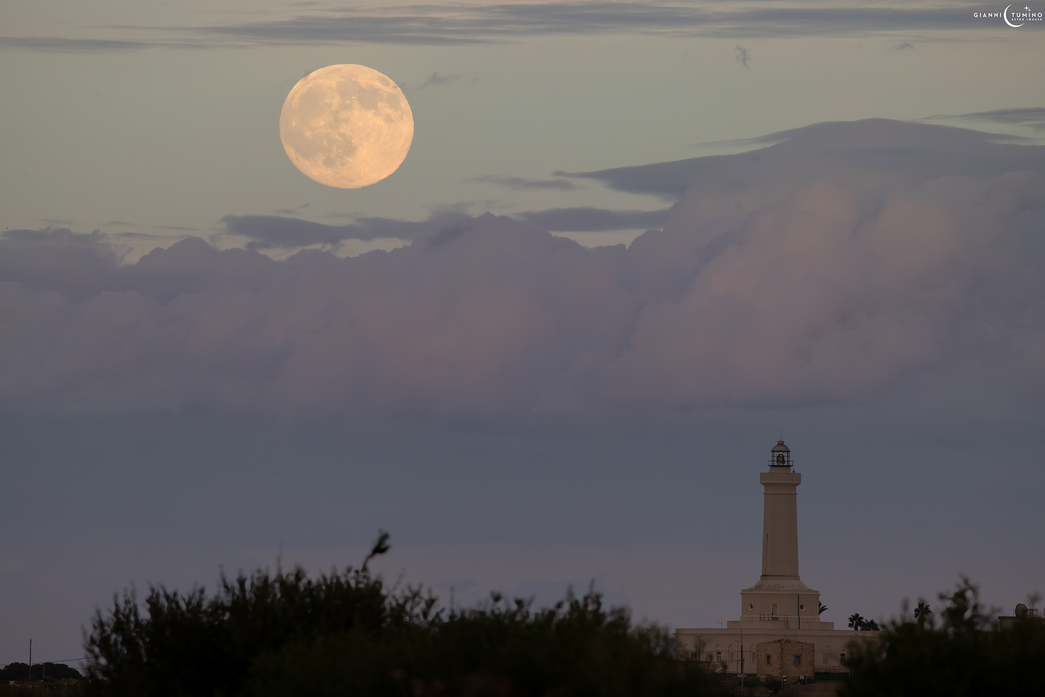Luna piena di ottobre accanto al faro di Portopalo: lo scatto suggestivo di Gianni Tumino