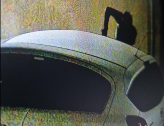 L’uomo che danneggia le automobili parcheggiate: raid notturno nel centro di Vittoria