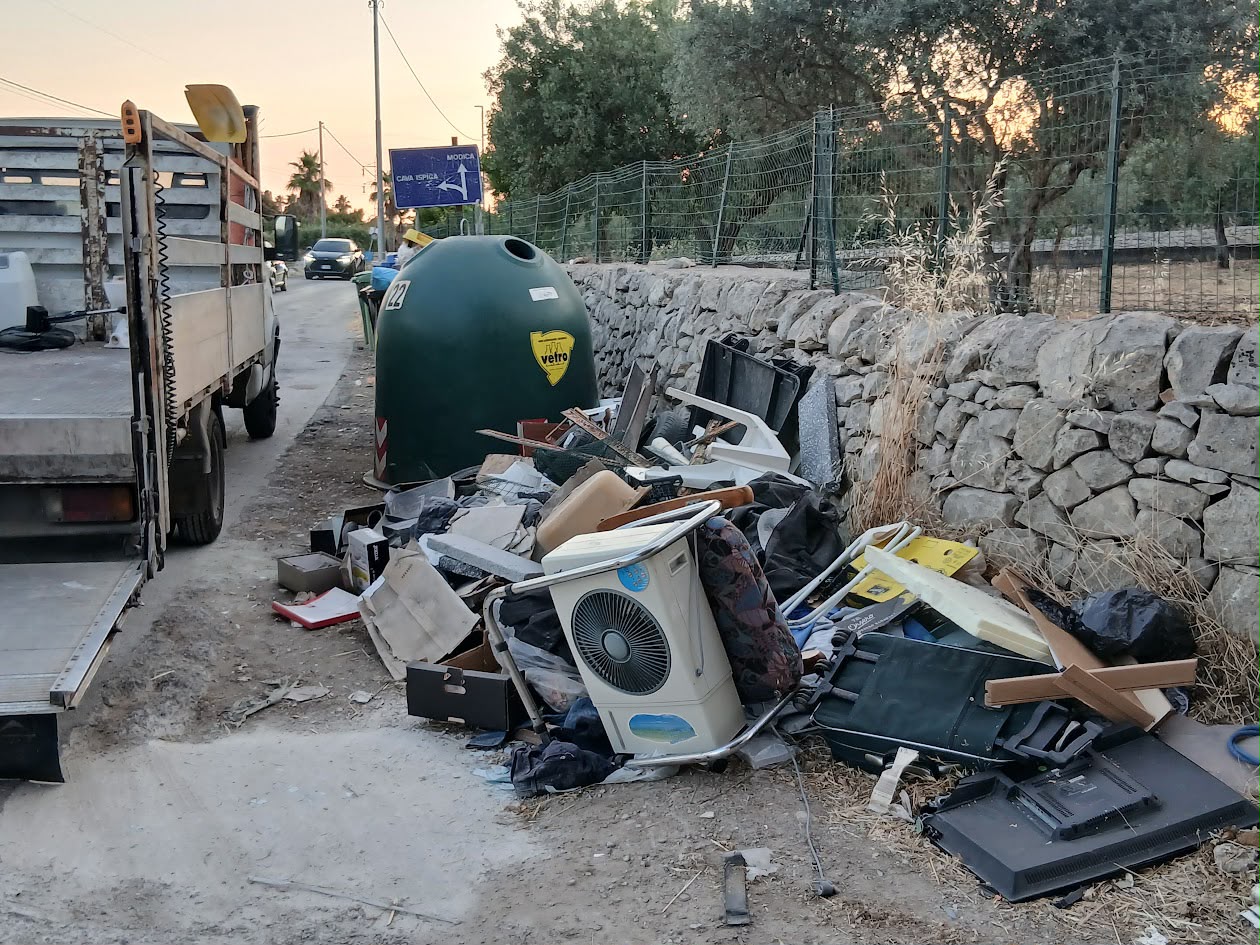 Modica, rifiuti abbandonati: il conto della maleducazione supera i 27 mila euro in 15 giorni