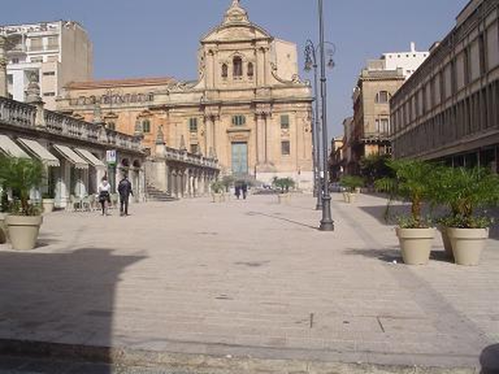 Ragusa, studenti in piazza oggi: Scuole che cadono a pezzi, topi tra i banchi e ragazzi feriti