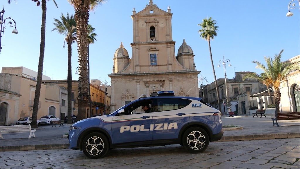 Un forte odore insospettisce la Polizia: scatta la perquisizione e salta fuori il furto di energia elettrica. E’ successo a Vittoria