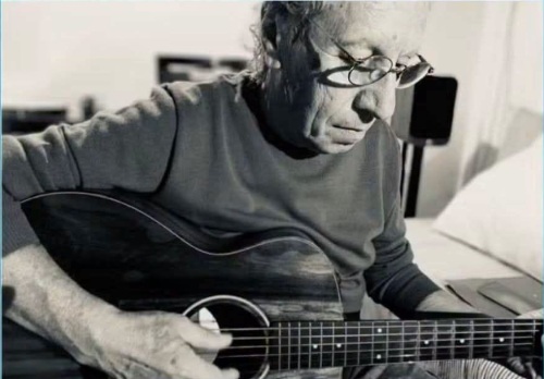 Omaggio ad Aldo Raffaele. Premio Vittoria Insigne (alla memoria) al musicista che creò le prime band degli anni 70