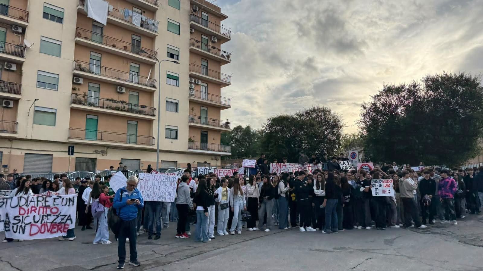 Soffitto gonfio e aule senza clima: gli studenti del Cannizzaro sono scesi in piazza
