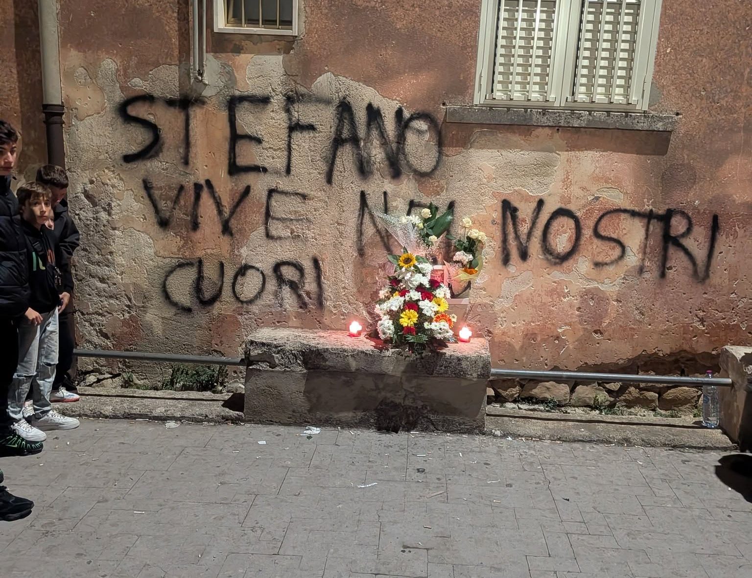 Modica, il dolore per Stefano unisce i suoi giovani amici: fiori, candele e messaggi per custodirne il ricordo