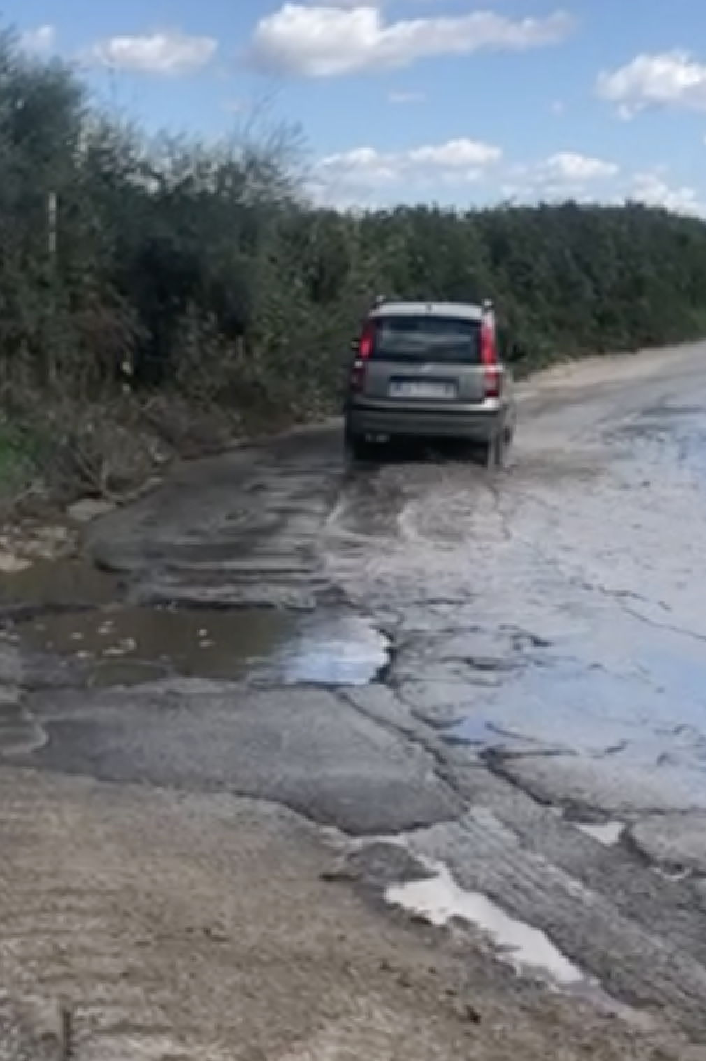 Vittoria, lo stradale di Alcerito è un percorso a ostacoli tra buche e pozzanghere