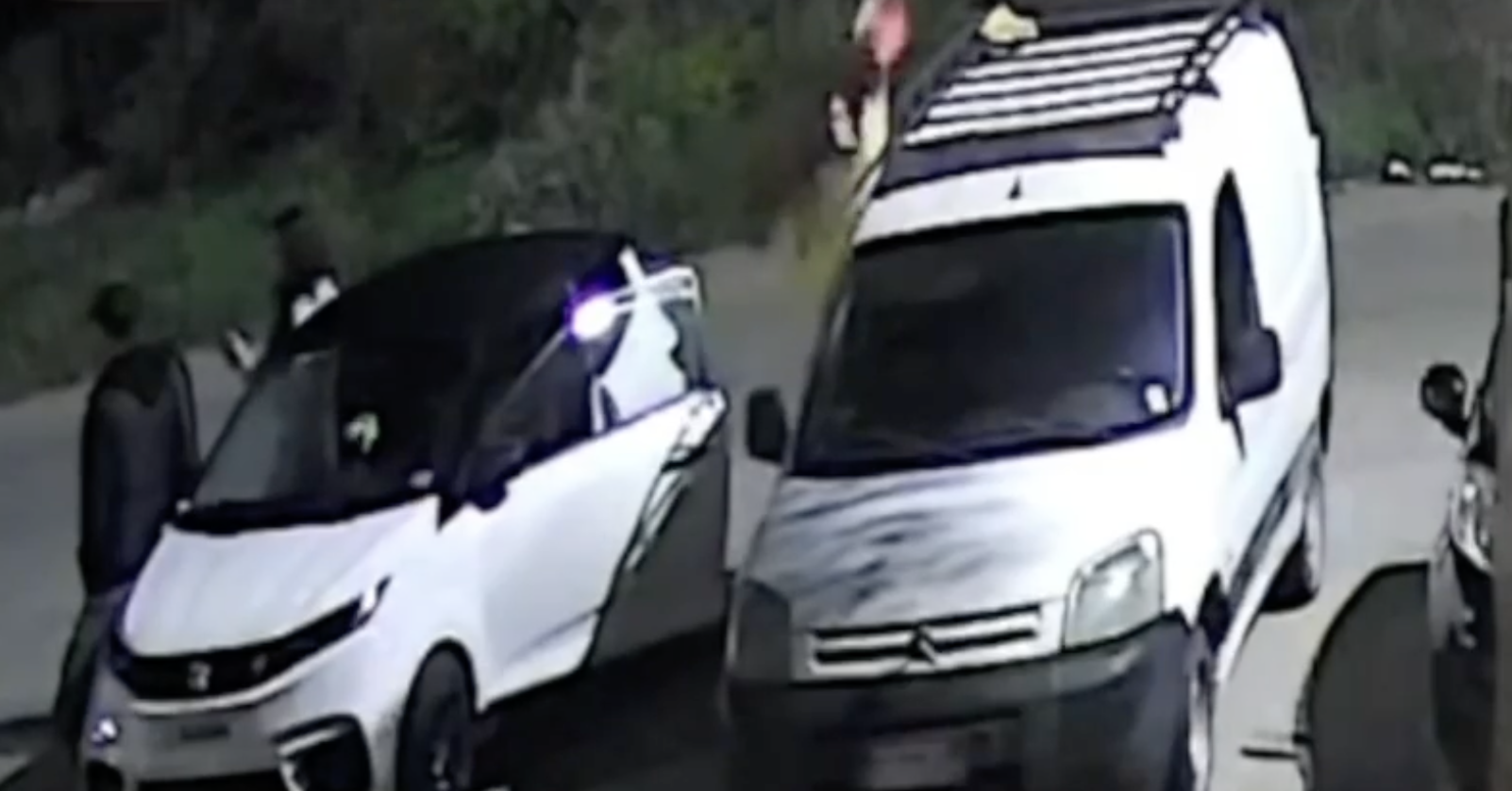 Vittoria, i rifiuti del fast food lasciati sul tetto di un furgone: il video che fa discutere