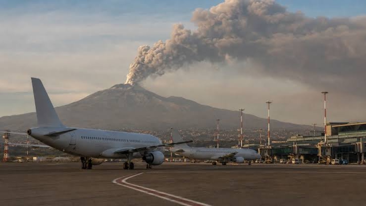 Etna, torna l’incubo della cenere sull’aeroporto di Catania: voli sotto osservazione